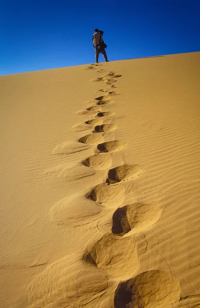 Tassili Najjer, Cezayir - 10 Ocak 2002: Bilinmeyen insan kumulları Cezayir Sahara çöl Afrika, Tassili Najjer Milli Parkı yürüyor