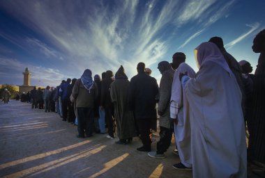 Bordj El Haouas, Cezayir - 16 Ocak 2002: bilinmeyen insanlar ne zaman onlar camiye gitmek için sıraya dua zaman