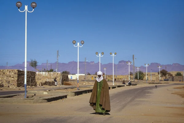 阿尔及利亚 Bordj Haouas 2002年1月16日 Touareg 部落的不明身份者穿过沙漠中的主干道 — 图库照片