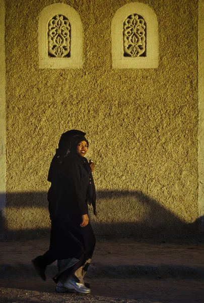 Bordj Ель Haouas Алжир Січня 2002 Невідомий Мусульманських Жінок Прогулятися — стокове фото