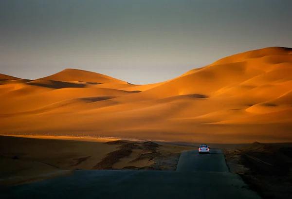 Djanet ボルジ Haoues サハラ砂漠 アルジェリア アフリカの砂漠に曲がりくねった道 — ストック写真