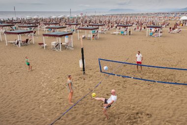 Tonfano, Lucca, İtalya - 13 Ağustos 2018: dört bilinmeyen kişi Tonfano iskele, deniz kenarında plajları ile bir sahil kasabası altında Volley play