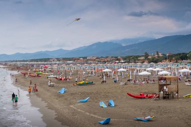 Tonfano, Lucca, İtalya - 13 Ağustos 2018: Tonfano plaj sahil kasabası deniz plajları ile bilinmeyen insanlarda