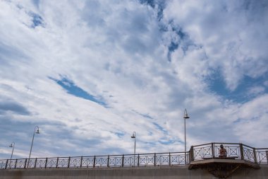 Tonfano, Lucca, İtalya - 13 Ağustos 2018: Tonfano iskele Tiziano Lera 2008, bir sahil kasabası deniz plajları ile inşa edilen Mimar eseridir