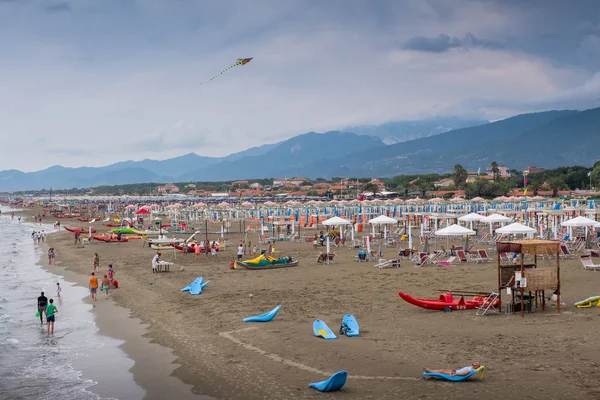 Tonfano, Lucca, İtalya - 13 Ağustos 2018: Tonfano plaj sahil kasabası deniz plajları ile bilinmeyen insanlarda