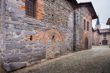 Ortaçağ sokaklarında eski köyün Ricetto Candelo, Biella Eyaleti, Piedmont, İtalya