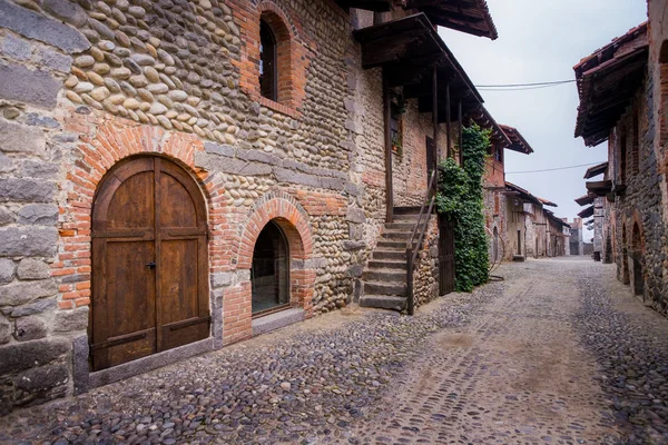 Ortaçağ sokaklarında eski köyün Ricetto Candelo, Biella Eyaleti, Piedmont, İtalya