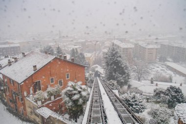 Biella, kasabaya füniküler istasyonu şehrin yüksek kesiminde kar yağışı sırasında Piazzo aşağı bakıyor