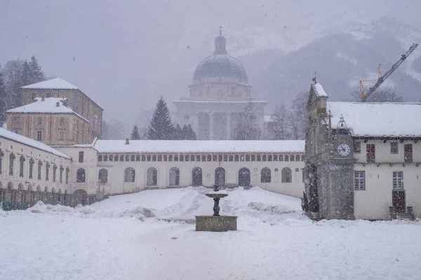 Oropa Sanktuarium Podczas Zimy Śniegiem Dziedzictwa Unesco Prowincji Piemont Włochy — Zdjęcie stockowe
