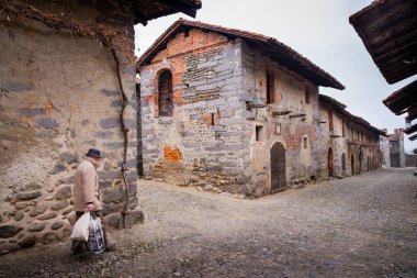 Candelo, Biella - 02 Mart 2015: Ricetto in Candelo, Biella Eyaleti, Piedmont, İtalya antik köyde yürüyen bilinmeyen adam