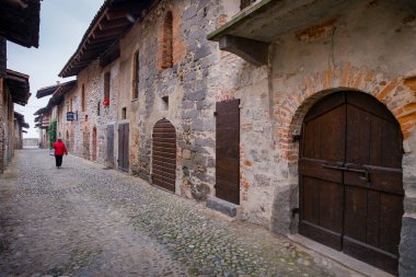 Ortaçağ sokaklarında eski köyün Ricetto Candelo, Biella Eyaleti, Piedmont, İtalya