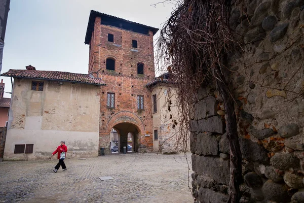 Candelo Biella Março 2015 Homem Desconhecido Caminhando Antiga Aldeia Ricetto — Fotografia de Stock