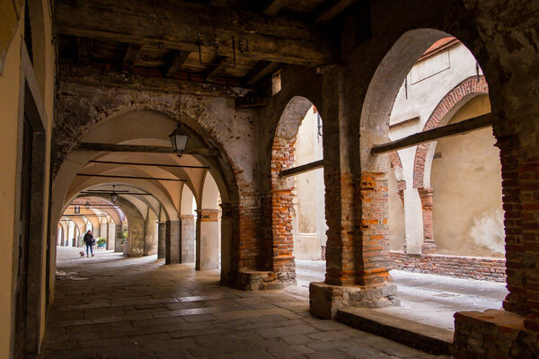 CANDELO, BIELLA - МАРТ 02, 2015: прогулка под портиками в верхней части города, Пьяццо со средневековыми улицами
