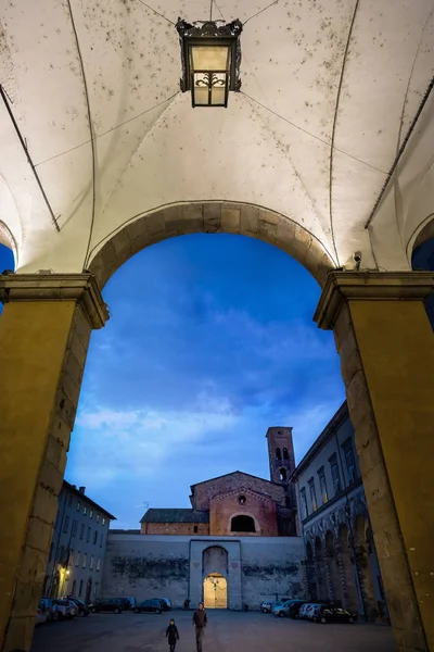 Kemerli Napoleone Meydanı Lucca ili Tuscany'de girer.