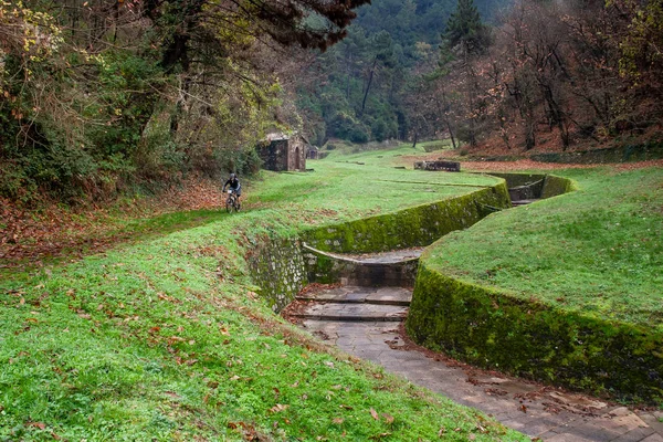 Lucca, İtalya - 12 Haziran 2009: su kemeri Guamo Lucca, Toskana, İtalya, Lorenzo Nottolini tarafından 1823 inşa edilmiş, pedal bilinmeyen bisikletçiler