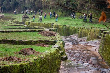 Lucca, İtalya - 12 Haziran 2009: su kemeri Guamo Lucca, Toskana, İtalya, Lorenzo Nottolini tarafından 1823 inşa edilmiş, pedal bilinmeyen bisikletçiler