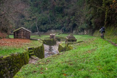 Lucca, İtalya - 12 Haziran 2009: su kemeri Guamo Lucca, Toskana, İtalya, Lorenzo Nottolini tarafından 1823 inşa edilmiş, pedal bilinmeyen bisikletçiler