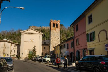 San Bartolomeo kilisesi ortaçağ köyü Ripafratta 'da San Paolino kalesi ile San Giuliano Terme, Pisa, Toskana belediyesinde Serchio nehrinin kıyısında yer alır.