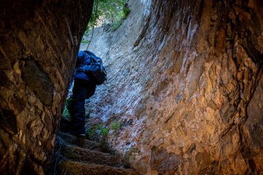 Segalari tepesi, Livorno Maremma 'nın göbeğindeki Castagneto Carducci yolu boyunca, Etrüsk kıyılarının ortasında, ortaçağ köyünün etrafındaki toprak yolların arasında gezinen antik bir değirmenin kalıntılarını korur.