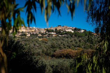 Castagneto Carducci 'nin Etrüsk kıyılarının ortasında, Livorno Maremma' nın kalbinde, ortaçağ köyü Tuscany, İtalya 'nın çevresindeki toprak yolların arasında gezinen manzarası.