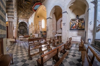 Volterra 'daki Santa Maria Assunta Katedrali' nin iç kısımları, çift duvarlı, Etrüsk ve on üçüncü yüzyıldaki yapıları ile, İtalya 'nın Tuscany eyaletinin Pisa eyaletine bağlı ortaçağ görünümlü bir şehirdir.