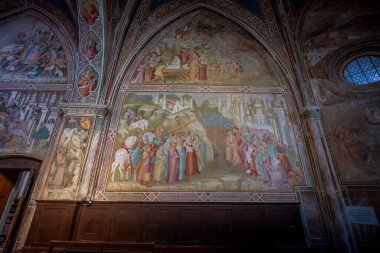 18. yüzyıldan beri Guidi ailesine ait San Francesco Kilisesi 'ne komşu olan Cappella della Croce di Giorno 14. yüzyılda Mone de Tedecinghi tarafından inşa edilmiştir.