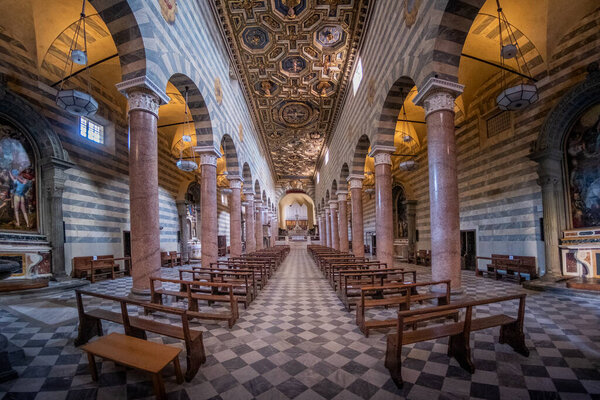 Интерьер кафедрального собора Санта-Мария-Ассунта в Вольтерре, с двойными стенами, этрусскими и тринадцатым веками, представляет собой средневековый город, провинция Пиза, Тоскана, Италия
