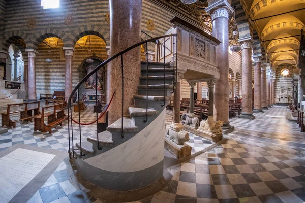 Volterra 'daki Santa Maria Assunta Katedrali' nin iç kısımları, çift duvarlı, Etrüsk ve on üçüncü yüzyıldaki yapıları ile, İtalya 'nın Tuscany eyaletinin Pisa eyaletine bağlı ortaçağ görünümlü bir şehirdir.