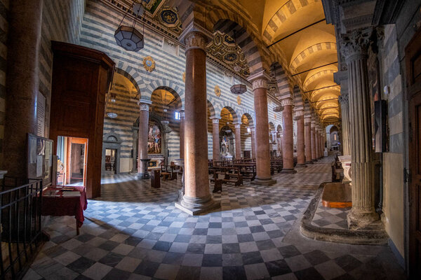 Интерьер кафедрального собора Санта-Мария-Ассунта в Вольтерре, с двойными стенами, этрусскими и тринадцатым веками, представляет собой средневековый город, провинция Пиза, Тоскана, Италия
