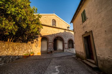 Orta Çağ 'da doğan küçük bir köy olan Gerfalco' dan başlayan Metalliferous Tepeleri Grosseto, Toskana, İtalya 'daki madenlerin sömürülmesi sayesinde.