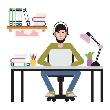 Masada oturan ve dizüstü bilgisayarda çalışan adam. Çalışma alanı.