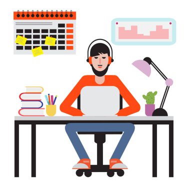 Masada oturan ve dizüstü bilgisayarda çalışan adam. Çalışma alanı.