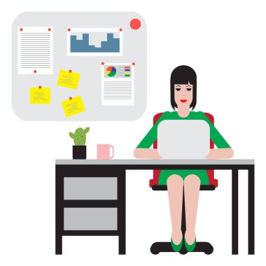 Masada oturan ve dizüstü bilgisayarda çalışan kadın. Çalışma alanı.