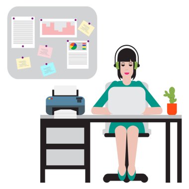 Masada oturan ve dizüstü bilgisayarda çalışan kadın. Çalışma alanı.