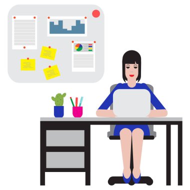 Masada oturan ve dizüstü bilgisayarda çalışan kadın. Çalışma alanı.