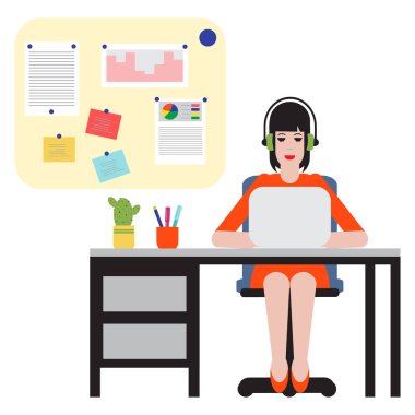 Masada oturan ve dizüstü bilgisayarda çalışan kadın. Çalışma alanı.