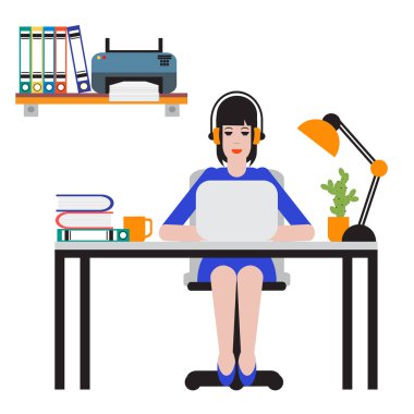 Masada oturan ve dizüstü bilgisayarda çalışan kadın. Çalışma alanı.