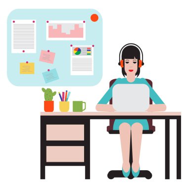 Masada oturan ve dizüstü bilgisayarda çalışan kadın. Çalışma alanı.