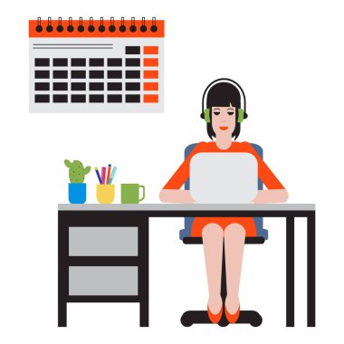 Masada oturan ve dizüstü bilgisayarda çalışan kadın. Çalışma alanı.