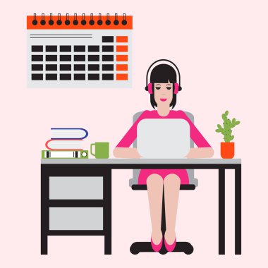 Masada oturan ve dizüstü bilgisayarda çalışan kadın. Çalışma alanı.