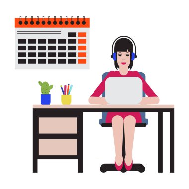 Masada oturan ve dizüstü bilgisayarda çalışan kadın. Çalışma alanı.