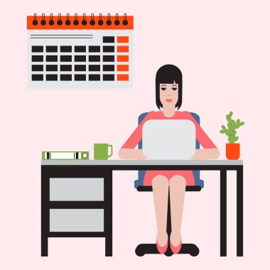 Masada oturan ve dizüstü bilgisayarda çalışan kadın. Çalışma alanı.