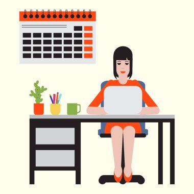 Masada oturan ve dizüstü bilgisayarda çalışan kadın. Çalışma alanı.