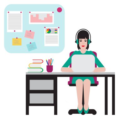 Masada oturan ve dizüstü bilgisayarda çalışan kadın. Çalışma alanı.