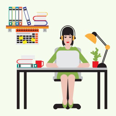 Masada oturan ve dizüstü bilgisayarda çalışan kadın. Çalışma alanı.