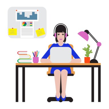 Masada oturan ve dizüstü bilgisayarda çalışan kadın. Çalışma alanı.