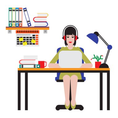 Masada oturan ve dizüstü bilgisayarda çalışan kadın. Çalışma alanı.