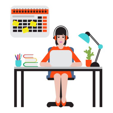 Masada oturan ve dizüstü bilgisayarda çalışan kadın. Çalışma alanı.