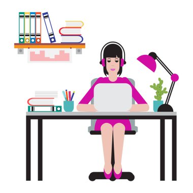 Masada oturan ve dizüstü bilgisayarda çalışan kadın. Çalışma alanı.