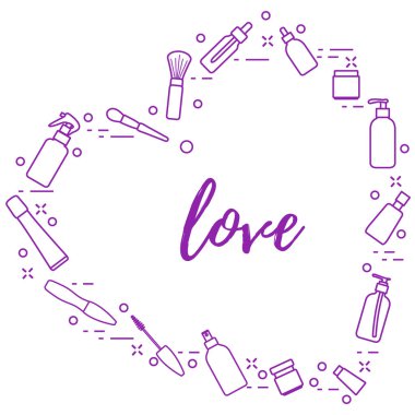 Kozmetik ve bakım ürünleri kalp şeklinde düzenlenmiştir. Glamour moda moda stil.